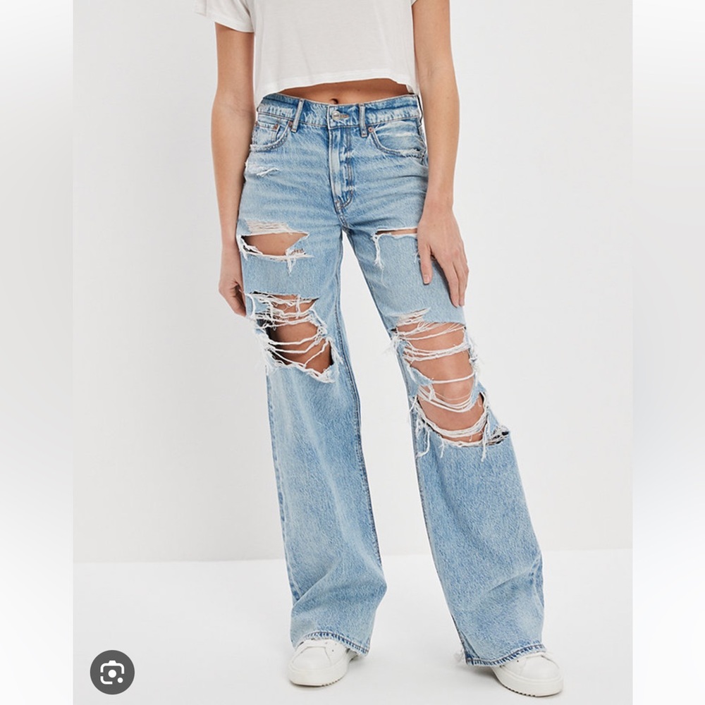 AE Dreamy Drape Ripped Super
High-Waisted Baggy Wide-Leg. Destroyed light wash